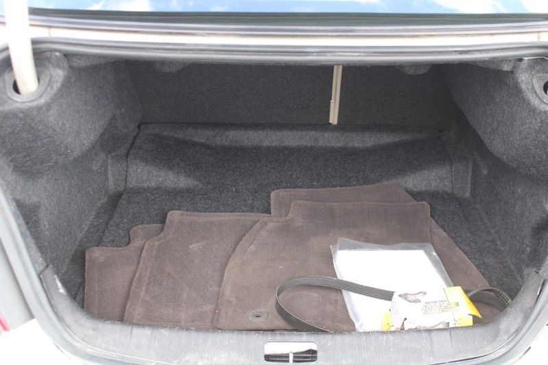 Buick LaCrosse Vehicle Full-screen Gallery Image 04