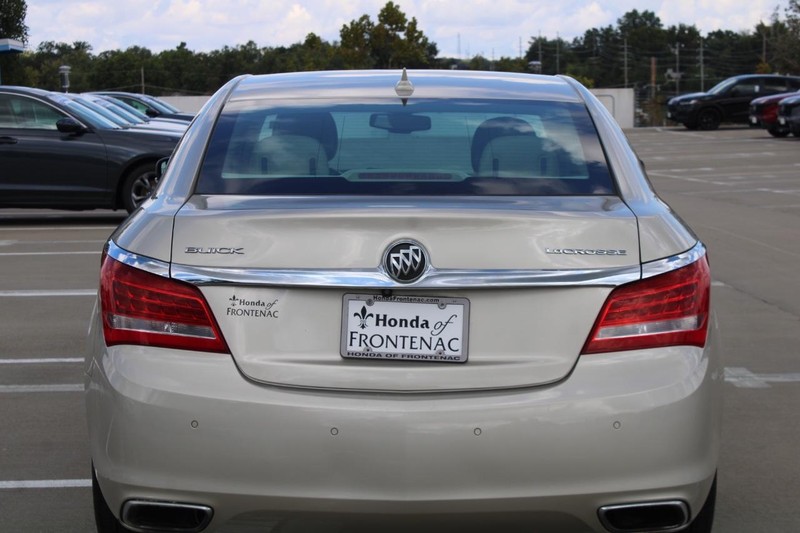 Buick LaCrosse Vehicle Full-screen Gallery Image 05