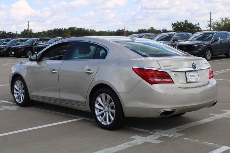 Buick LaCrosse Vehicle Full-screen Gallery Image 06
