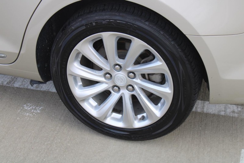 Buick LaCrosse Vehicle Full-screen Gallery Image 07