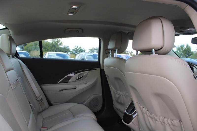 Buick LaCrosse Vehicle Full-screen Gallery Image 10