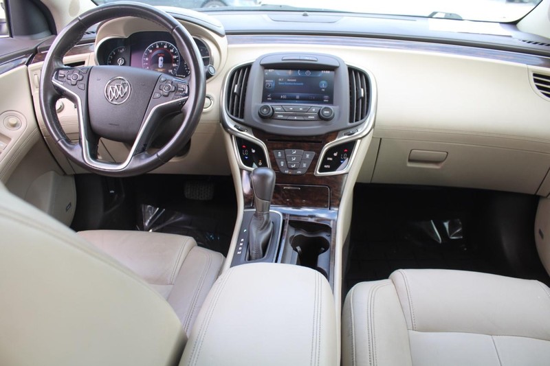 Buick LaCrosse Vehicle Full-screen Gallery Image 11