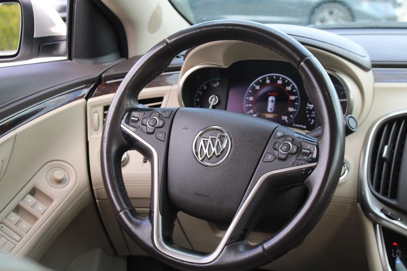 Buick LaCrosse Vehicle Full-screen Gallery Image 12