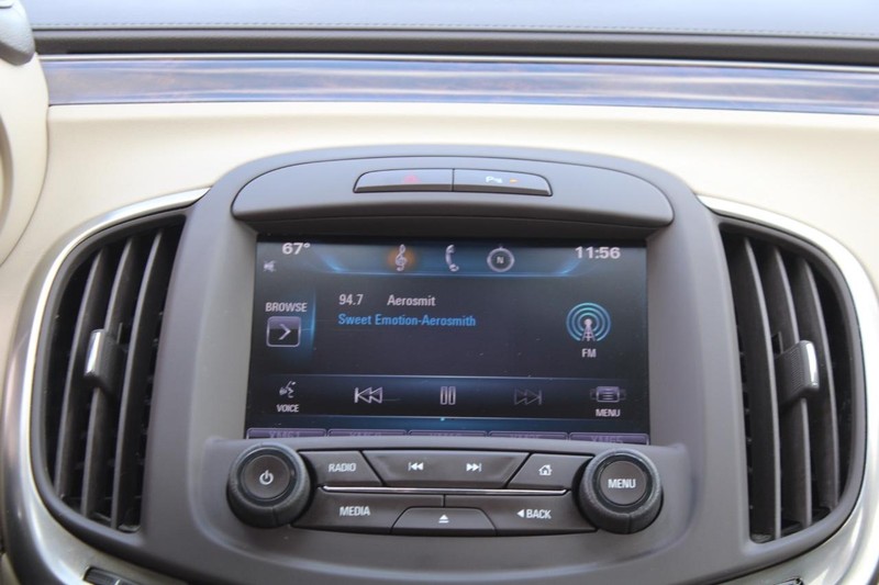 Buick LaCrosse Vehicle Full-screen Gallery Image 13