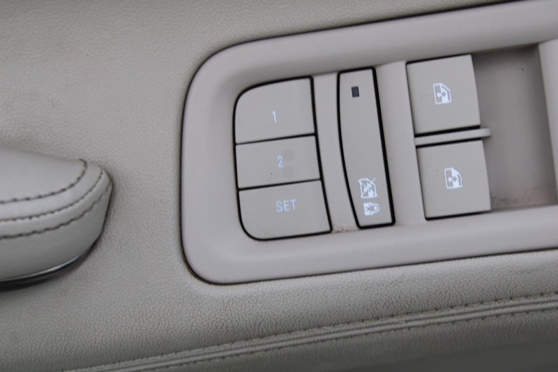 Buick LaCrosse Vehicle Full-screen Gallery Image 16