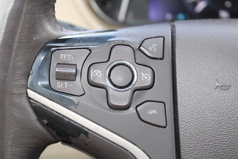 Buick LaCrosse Vehicle Full-screen Gallery Image 18