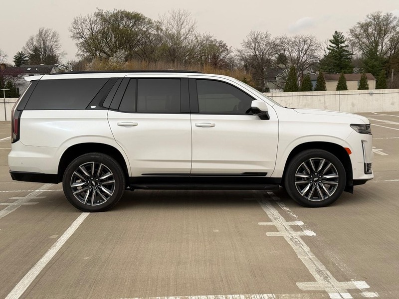Cadillac Escalade Vehicle Full-screen Gallery Image 02