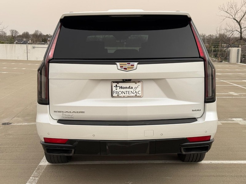 Cadillac Escalade Vehicle Full-screen Gallery Image 04