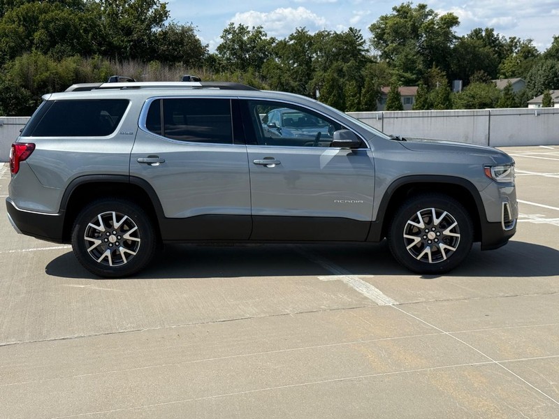 GMC Acadia Vehicle Full-screen Gallery Image 02