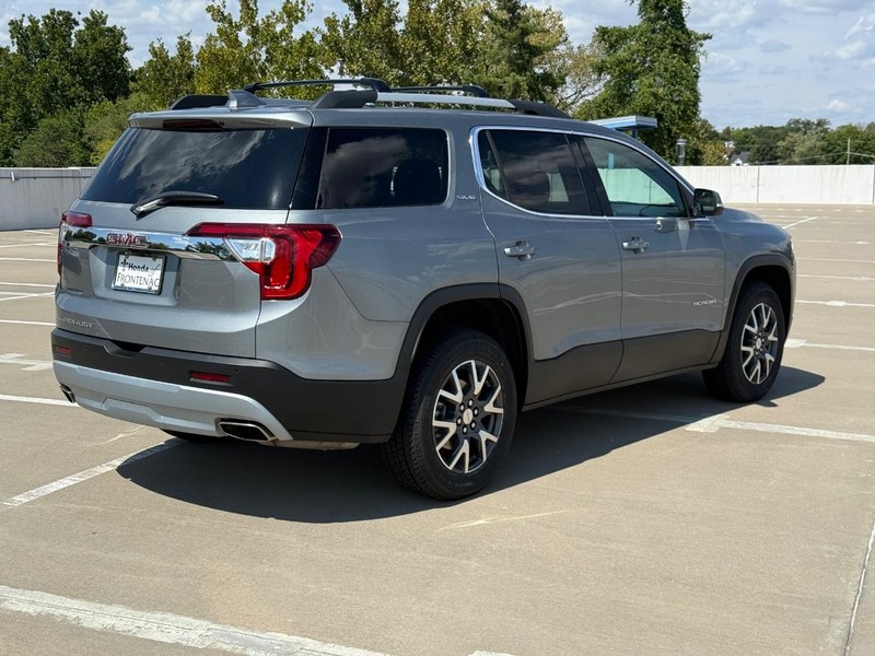 GMC Acadia Vehicle Full-screen Gallery Image 03
