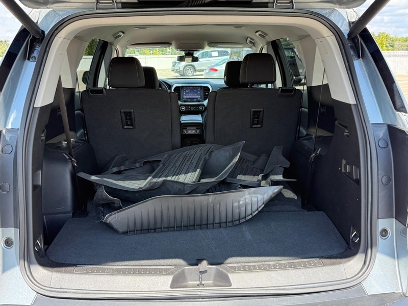 GMC Acadia Vehicle Full-screen Gallery Image 04