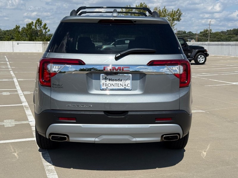 GMC Acadia Vehicle Full-screen Gallery Image 05