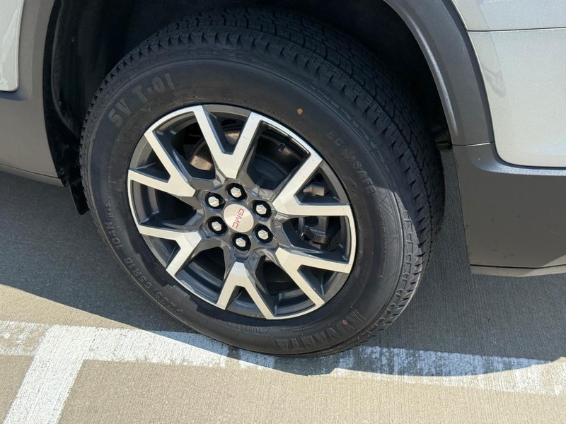 GMC Acadia Vehicle Full-screen Gallery Image 07