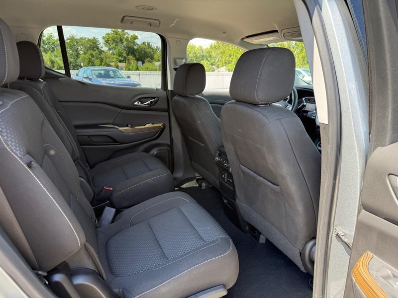 GMC Acadia Vehicle Full-screen Gallery Image 11