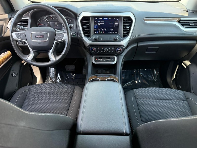 GMC Acadia Vehicle Full-screen Gallery Image 12