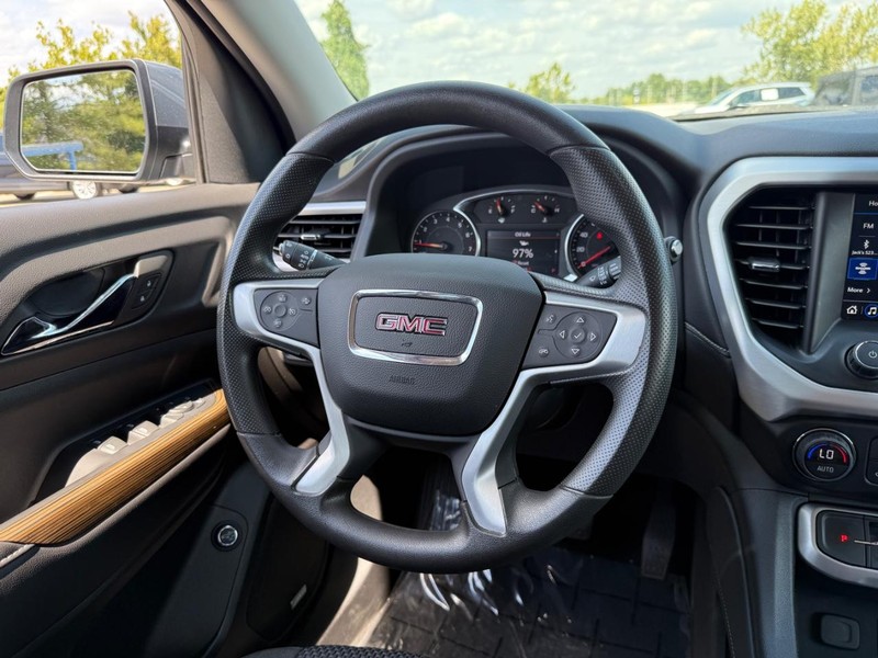 GMC Acadia Vehicle Full-screen Gallery Image 13