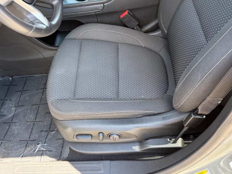 GMC Acadia Vehicle Full-screen Gallery Image 16