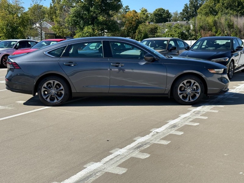 Honda Accord Sedan Vehicle Full-screen Gallery Image 02