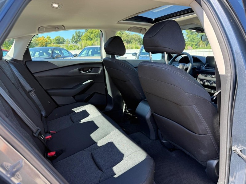 Honda Accord Sedan Vehicle Full-screen Gallery Image 10