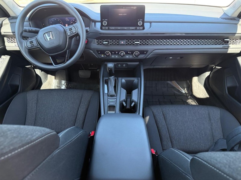 Honda Accord Sedan Vehicle Full-screen Gallery Image 11