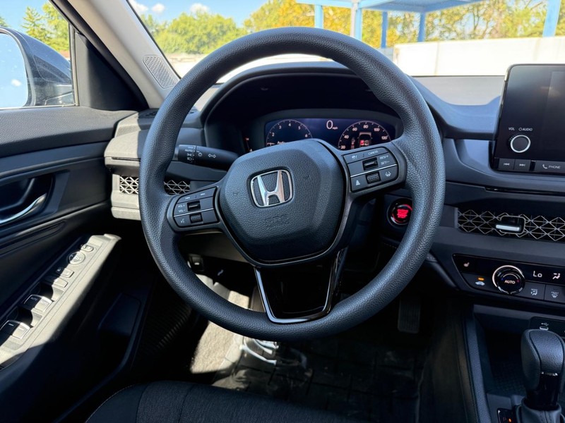 Honda Accord Sedan Vehicle Full-screen Gallery Image 12