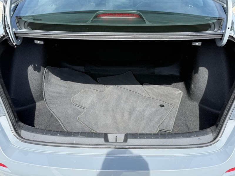 Honda Civic Sedan Hybrid Vehicle Full-screen Gallery Image 04