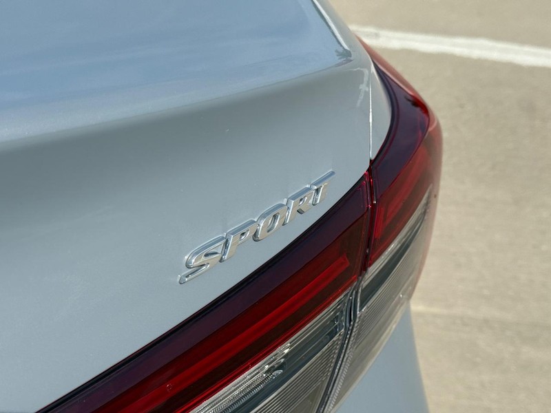 Honda Civic Sedan Hybrid Vehicle Full-screen Gallery Image 06