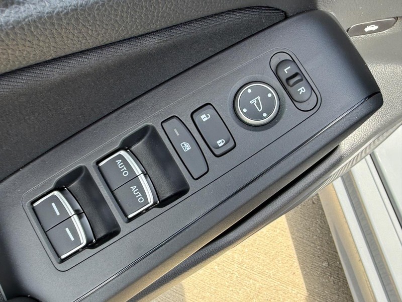 Honda Civic Sedan Hybrid Vehicle Full-screen Gallery Image 15