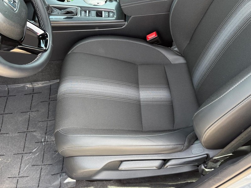 Honda Civic Sedan Hybrid Vehicle Full-screen Gallery Image 16