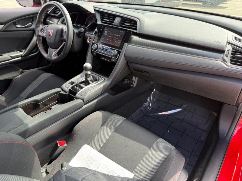 Honda Civic Si Coupe Vehicle Full-screen Gallery Image 12