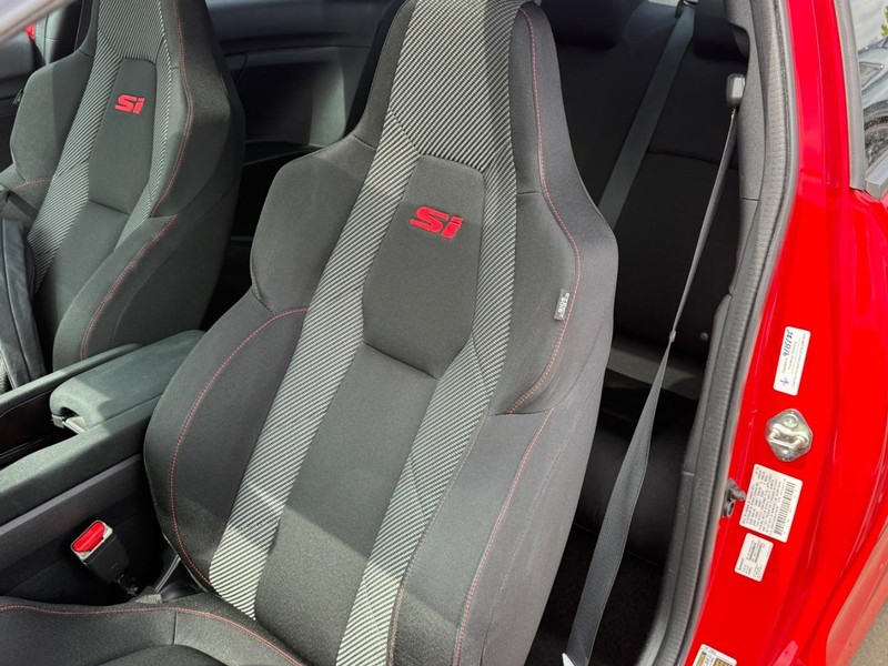 Honda Civic Si Coupe Vehicle Full-screen Gallery Image 16