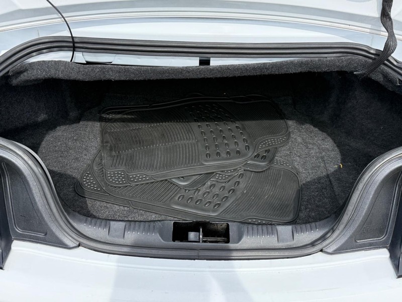 Ford Mustang Vehicle Full-screen Gallery Image 04