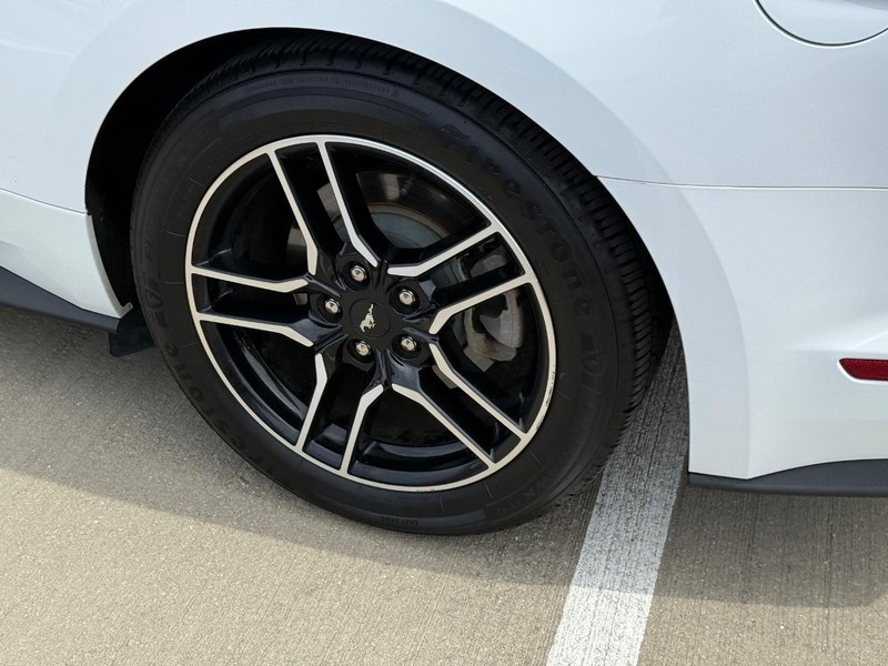 Ford Mustang Vehicle Full-screen Gallery Image 07