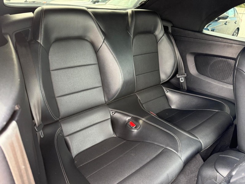 Ford Mustang Vehicle Full-screen Gallery Image 10