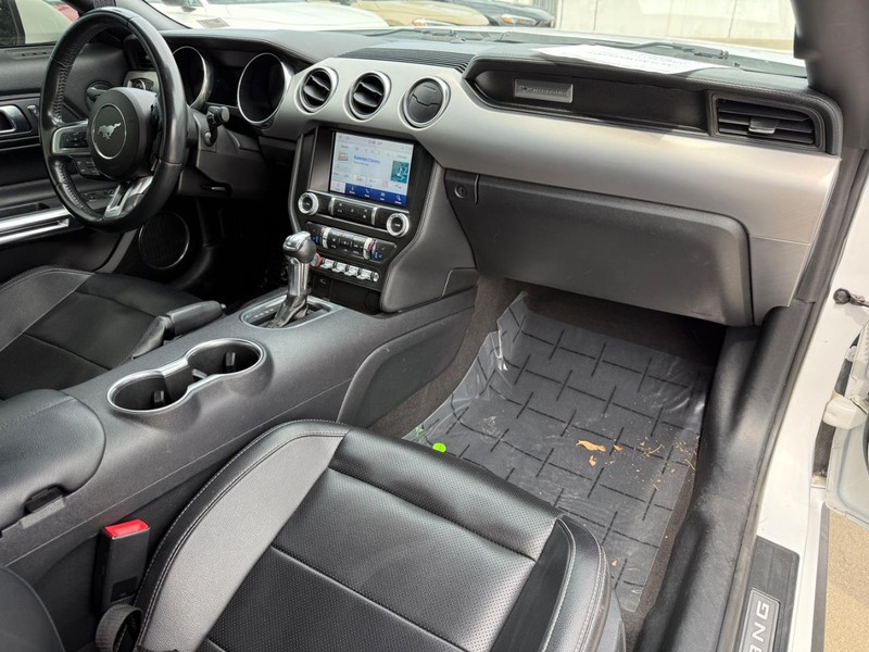 Ford Mustang Vehicle Full-screen Gallery Image 11