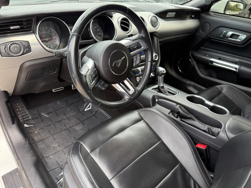 Ford Mustang Vehicle Full-screen Gallery Image 12