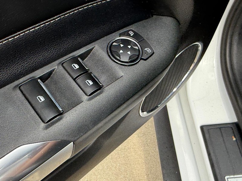 Ford Mustang Vehicle Full-screen Gallery Image 13