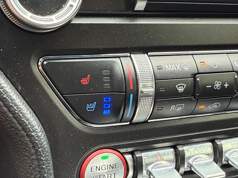 Ford Mustang Vehicle Full-screen Gallery Image 21