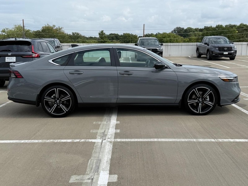 Honda Accord Hybrid Vehicle Full-screen Gallery Image 02