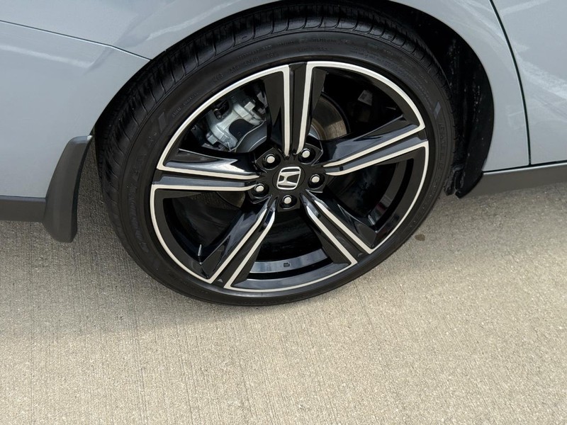 Honda Accord Hybrid Vehicle Full-screen Gallery Image 04