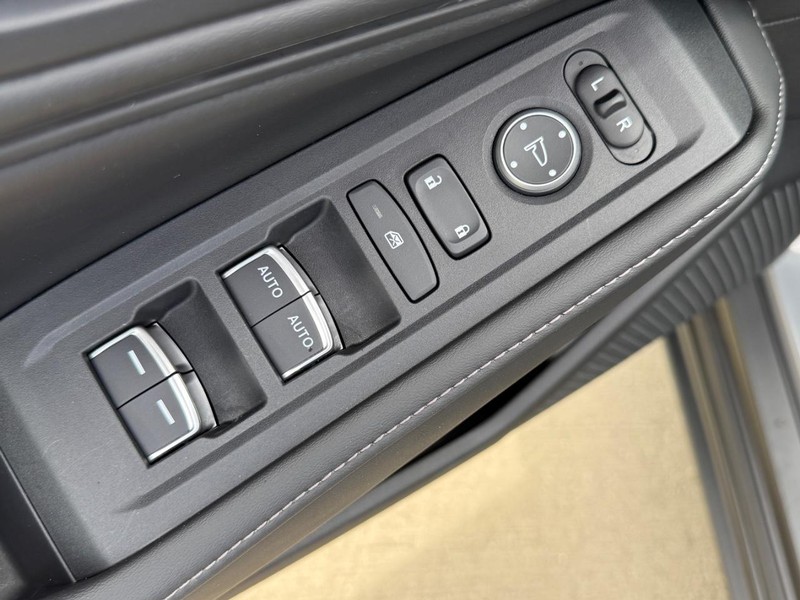 Honda Accord Hybrid Vehicle Full-screen Gallery Image 09