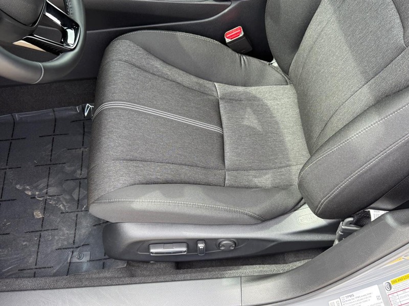 Honda Accord Hybrid Vehicle Full-screen Gallery Image 10