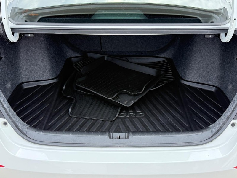 Honda Accord Sedan Vehicle Full-screen Gallery Image 04