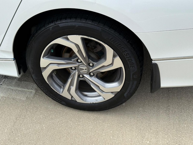 Honda Accord Sedan Vehicle Full-screen Gallery Image 07