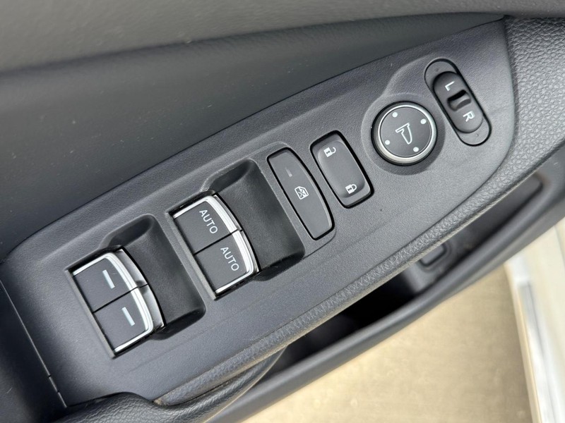 Honda Accord Sedan Vehicle Full-screen Gallery Image 14