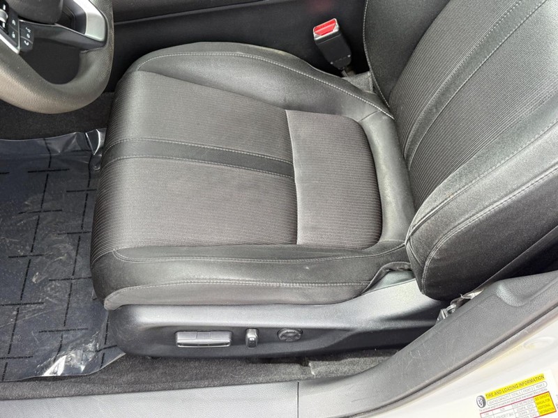 Honda Accord Sedan Vehicle Full-screen Gallery Image 15