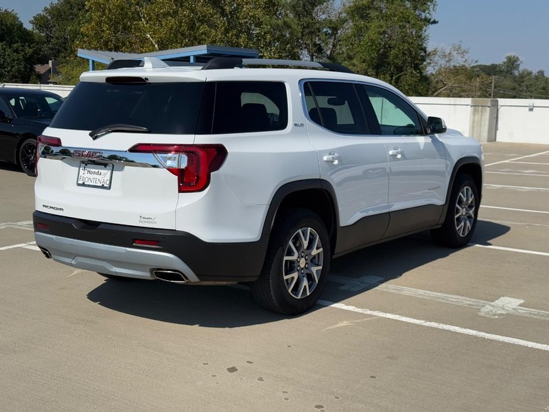 GMC Acadia Vehicle Full-screen Gallery Image 03