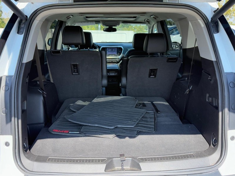 GMC Acadia Vehicle Full-screen Gallery Image 04