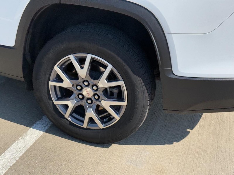 GMC Acadia Vehicle Full-screen Gallery Image 07