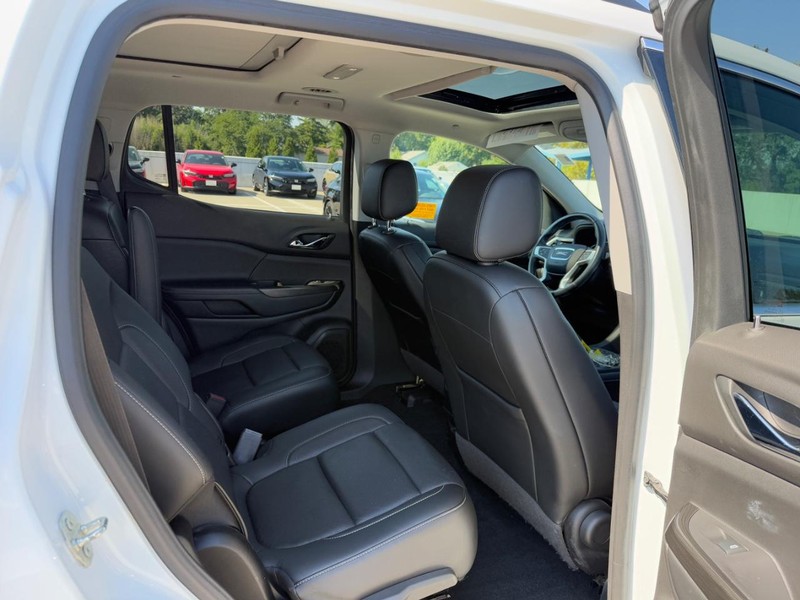 GMC Acadia Vehicle Full-screen Gallery Image 10